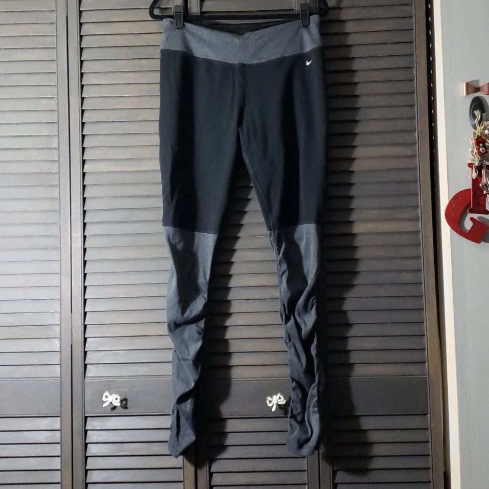 Nike Women's Black and Gray Leggings